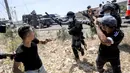Tentara Israel saat membubarkan pengunjuk rasa Palestina yang memprotes pembukaan lahan untuk permukiman Israel di dekat Desa Shoufah, wilayah Tepi Barat (20/8/2020). (AFP/JAAFAR ASHTIYEH)