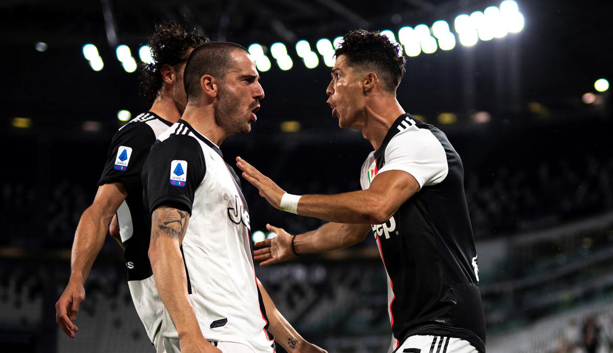 Striker Juventus, Cristiano Ronaldo, melakukan selebrasi usai mencetak gol ke gawang Lazio pada laga Serie A di Stadion Allianz, Turin, Senin (20/7/2020). Juventus menang 2-1 atas Lazio. (AFP/Marco Bertorello)