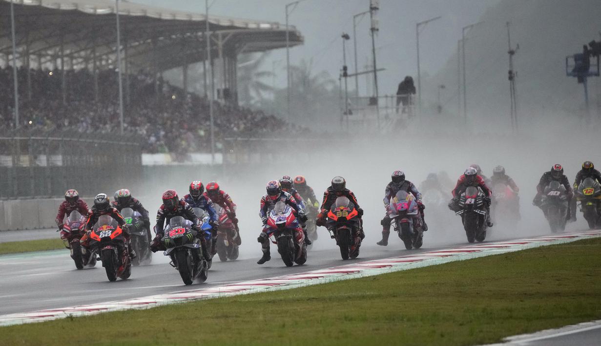 Miguel Oliveira menjadi yang tercepat dalam balapan yang dipangkas menjadi 20 lap (seharusnya 27) akibat tertundanya balapan karena hujan deras. Miguel Oliveira mencatat waktu tercepat 33 menit 27,223 detik. (AP/Achmad Ibrahim)