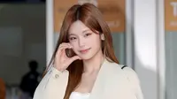 Yeji ITZY tiba di Jakarta dini hari (24/9/2026) untuk pembukaan butik Roger Vivier di Plaza Indonesia sore nanti. Airport look-nya: mini dress putih, coat cream (dok. Roger Vivier)