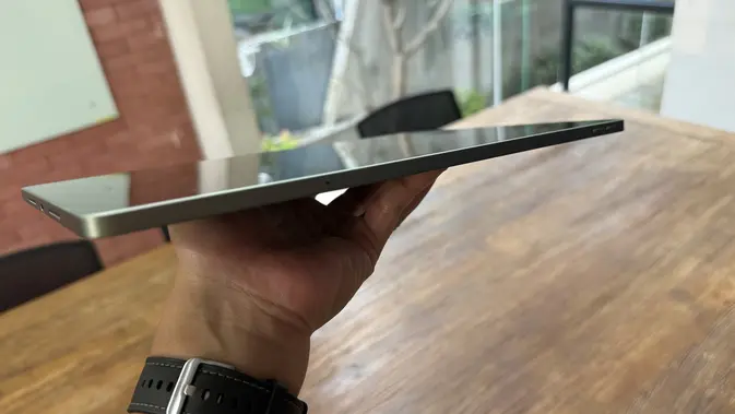 <p>Hands-on Motorola Moto Pad 60 Pro, sisi kanan tablet. Oleh Matahari Kartika Purusakara/Liputan6.com</p>