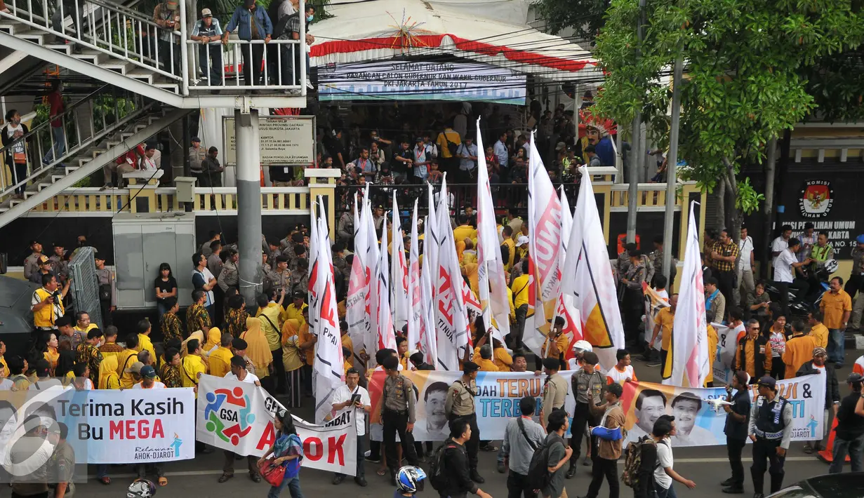 Para pendukung Cagub DKI Jakarta Ahok dan Djarot membawa bendera saat berada di KPUD DKI Jakarta, Rabu, (21/9). Cagub DKI Jakarta Ahok-Djarot akan mendaftarkan diri ke KPU DKI. (Liputan6.com/Gempur M Surya)