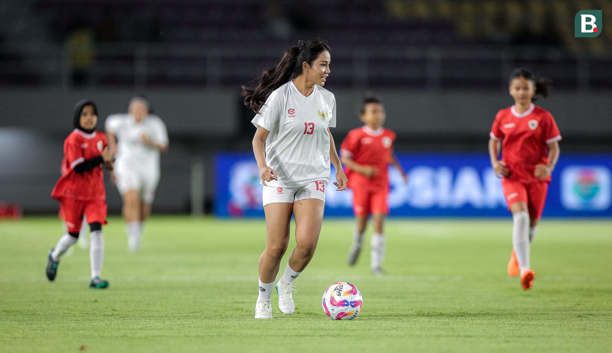 <p>Pemain Timnas putri Indonesia, Safira Ika menguasai bola pada laga eksibisi antara 6 pemain Timnas Putri Indonesia menghadapi 30 pemain SSB Putri Surakarta FC U-12 dalam rangkaian acara penutupan Piala Presiden 2024 di Stadion Manahan, Solo, Minggu (4/8/2024). (Bola.com/Bagaskara Lazuardi)</p>