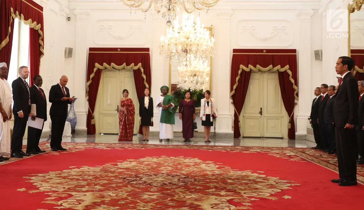 Presiden Joko Widodo menerima surat-surat kepercayaan dari para duta besar dalam Penyerahan surat-surat kepercayaan Dubes Luar Biasa dan Berkuasa Penuh (LBBP) untuk Republik Indonesia di Istana Merdeka, Jakarta, Selasa (12/9). (Liputan6.com/Angga Yuniar)