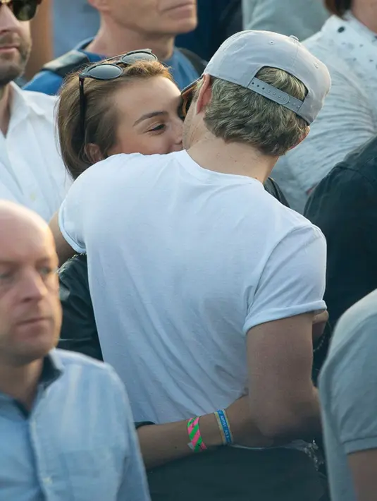 Pria yang digosipkan menjalin hubungan dengan Ellie Goulding ini sedang tertangkap kamera bersama seorang wanita. Niall juga mencium dan memeluk wanita itu dengan mesra. (Suns/Bintang.com)