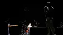 Selanjutnya, Juicy Luicy membawakan beberapa lagu hits mereka, seperti “Bukan Orangnya” dan “Terlalu Tinggi”. (Liputan6.com/Herman Zakharia)