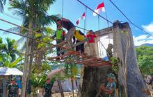 FOTO: Gotong Royong Prajurit TNI AD dan Warga Perbaiki Jembatan Gantung di Aceh Tenggara