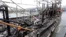 Seorang lelaki memasuki area kapal yang terbakar di Pelabuhan Muara Angke, Jakarta, Jumat (27/2/2015). Diduga kebakaran disebabkan korsleting listrik. Kerugian ditaksir mencapai ratusan juta. (Liputan6.com/Johan Tallo)