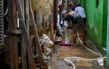 FOTO: Hujan Deras dan Luapan Kali Ciliwung Bikin Ratusan RT di Jakarta Terendam Banjir