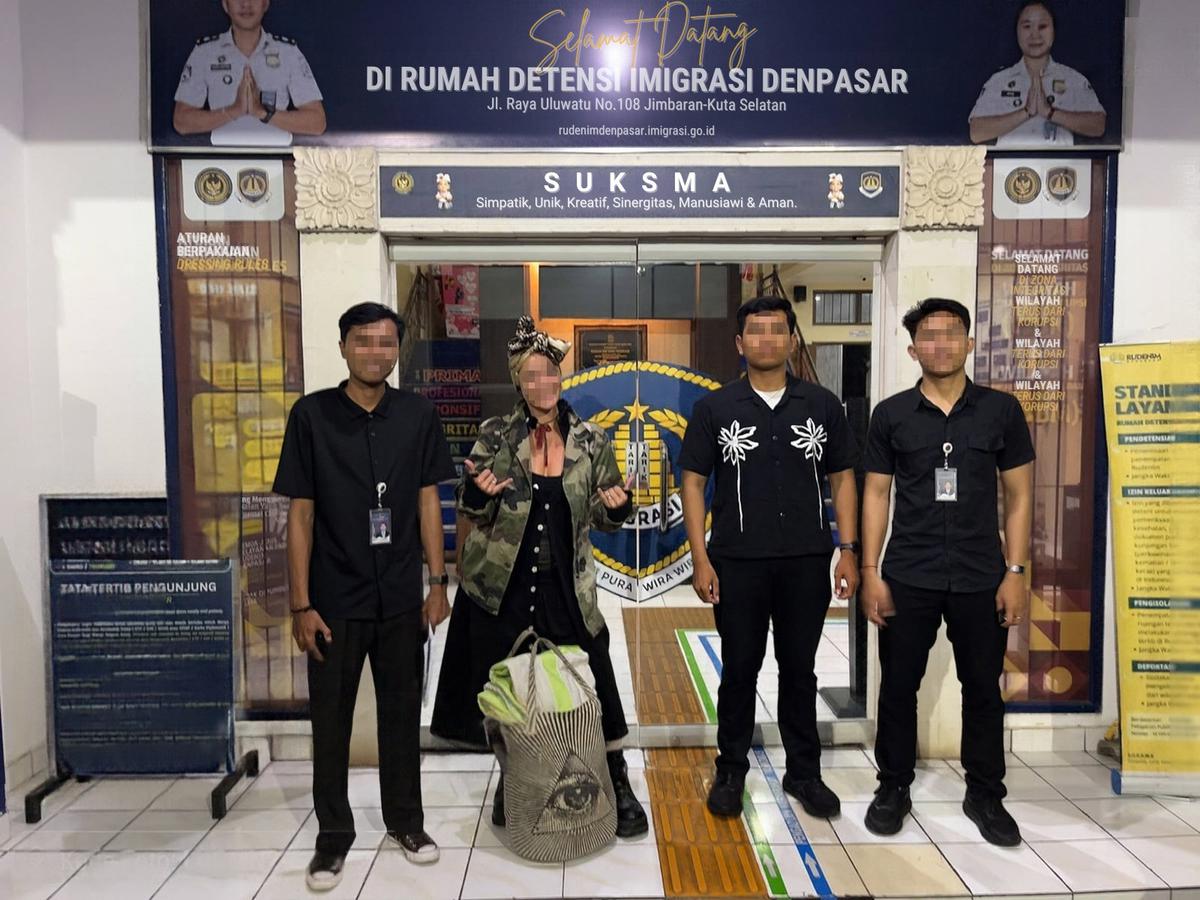 Delapan WNA bermasalah dideportasi dari Bali, Jumat (8/10). (Dokumentasi Rudenim Denpasar).