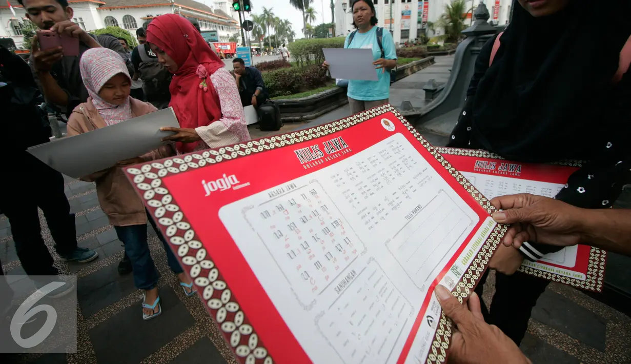 Tabel aksara Jawa yang dibagikan kepada warga di Titik Nol km saat peringatan Hari Aksara Internasional ke-50, Yogyakarta, Kamis (8/9). (Liputan6.com/ Boy Harjanto)