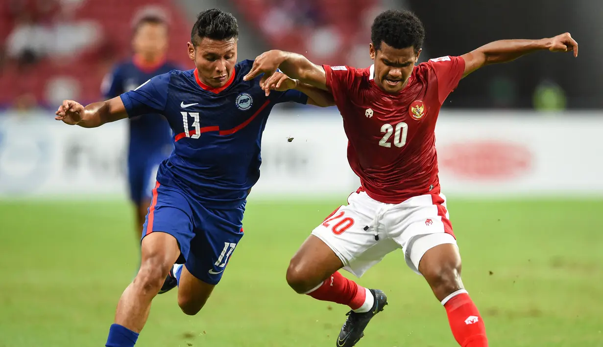 Usai unggul 1-0, Timnas Indonesia banyak membuang peluang yang semestinya menjadi gol. Ramai Rumakiek dan Ricky Kambuaya kurang tenang dalam menyelesaikan peluanp-peluang matang di depan gawang Singapura. (AFP/Roslan Rahman)