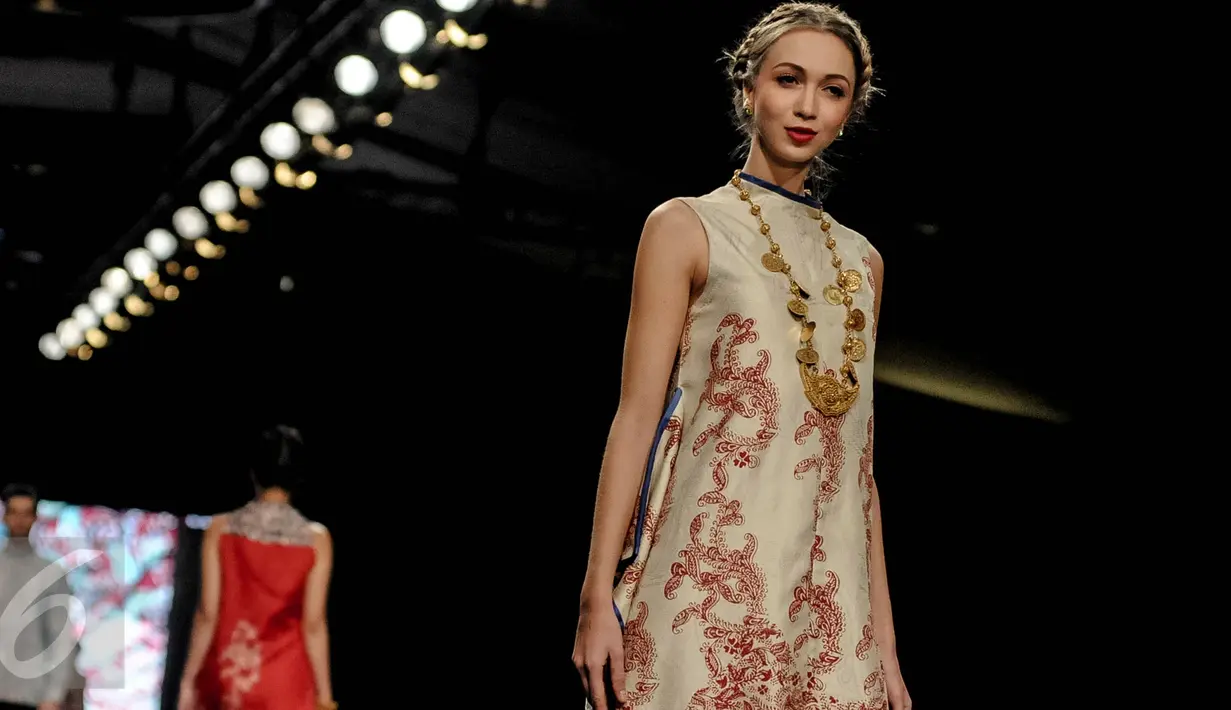 Model berpose dalam peragaan busana Alleria Batik yang digelar di Ballroom hotel Dharmawangsa, Jakarta, Kamis (6/10). Batik merupakan salah satu karya khas Indonesia, memiliki nilai seni tinggi dan identitas Bangsa Indonesia. (Liputan6.com/Faizal Fanani)