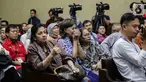 Kerabat dan kolega terdakwa kasus dugaan suap proyek PLTU Riau-1 Sofyan Basir menangis saat pembacaan putusan dalam sidang di di Pengadilan Tipikor, Jakarta, Senin (4/11/2019). Mantan Dirut PT PLN Sofyan Basir divonis bebas karena dinilai tidak terbukti bersalah. (Liputan6.com/Faizal Fanani)