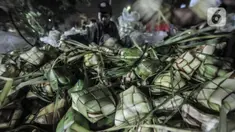 Aktivitas pedagang saat membuat bungkus atau tali ketupat di Pasar Klender, Jakarta Timur, Selasa (11/5/2021) malam. Menjelang Hari Raya Idul Fitri, Pasar Klender merupakan salah satu lokasi yang ramai dikunjungi warga untuk berburu ketupat, terutama saat malam hari. (merdeka.com/Iqbal S Nugroho)