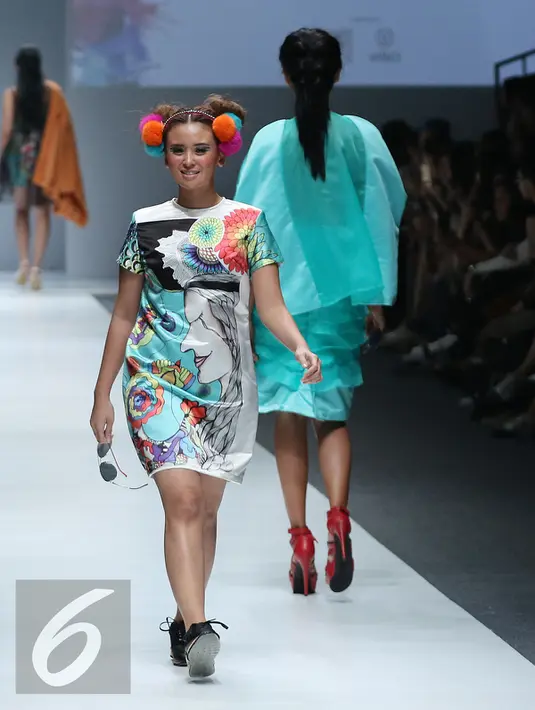 Artis Ayushita  membawakan busana rancangan Tities Sapoetra bertema "yeppeun" pada hari kedua Jakarta Fashion Week (JFW) 2016 di Senayan city, Jakarta, (25/10/2015). (Liputan6.com/Herman Zakharia)
