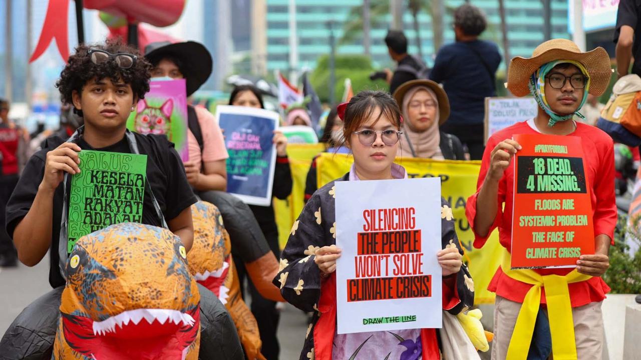 FOTO: Long March Aksi Iklim di Jakarta, Desak Prabowo Tegaskan Komitmen di PBB