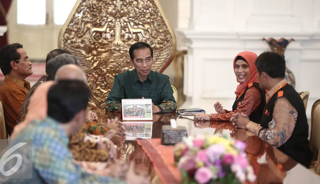 Presiden Joko Widodo (Jokowi) menerima Tim Sensus Ekonomi Badan Pusat Statistik (BPS) di Istana Negara, Jakarta, Rabu (25/5/2016). Kedatangan tim Sensus Ekonomi BPS untuk mendata sensus ekonomi kepada Presiden Jokowi. (Liputan6.com/Faizal Fanani)
