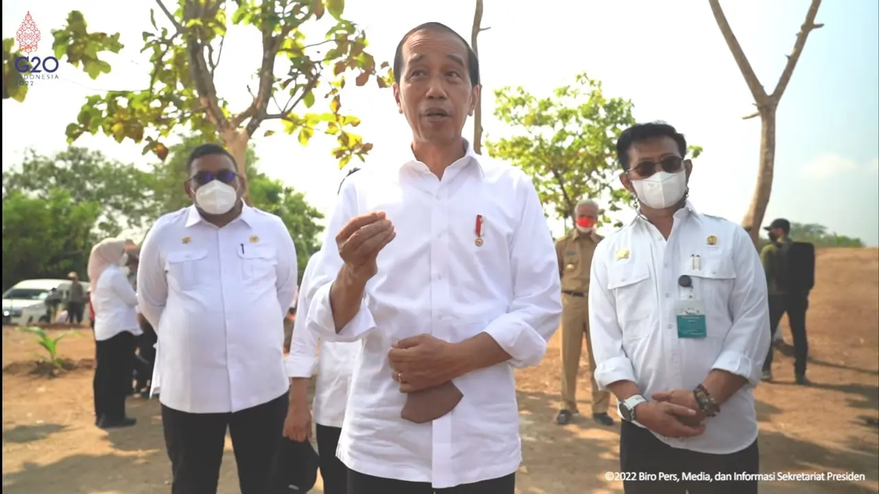 Presiden Joko Widodo (Jokowi) saat berkunjung ke Desa Giriroto, Boyolali, Jawa Tengah, untuk melakukan penanaman bibit kelapa genjah.