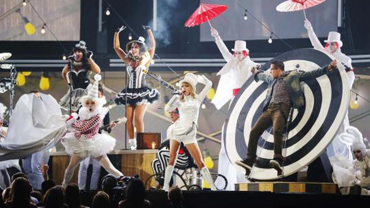 Aksi hot Taylor Swift di malam Grammy Awards 