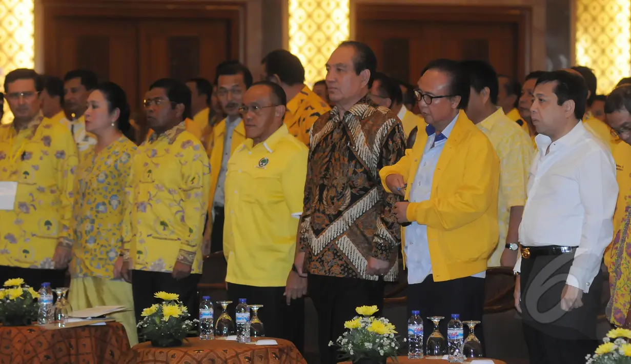 Ketum Golkar versi Munas Bali Aburizal Bakrie didampingi Sekjen Golkar Idrus Marham (ketiga kiri), Wakil Ketum Golkar Theo L Sambuaga (ketiga kanan) menghadiri rapat konsultasi nasional Golkar, Jakarta, Selasa (10/3). (Liputan6.com/Herman Zakharia)