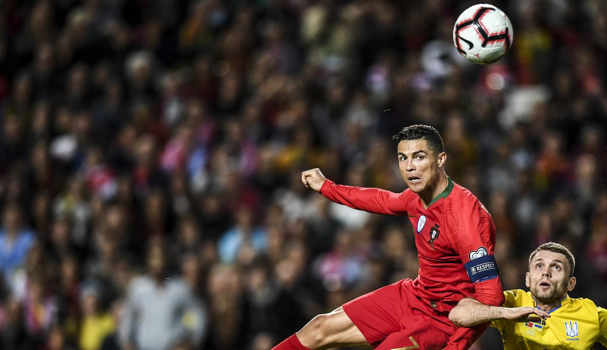 Cristiano Ronaldo berebut bola atas saat Portugal menghadapi Ukraina dalam laga kualifikasi grup B Euro 2020 di Stadion Luz, Lisbon pada 22 Maret 2019. (AFP/Ptricia De Melo Moreira)