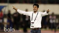 Pelatih Semen Padang, Nilmaizar merayakan kemenangan atas Bhayangkara FC pada babak delapan besar Piala Presiden 2017 di Stadion Manahan, Solo. Jumat (26/2/2017). (Bola.com/Nicklas Hanoatubun)
