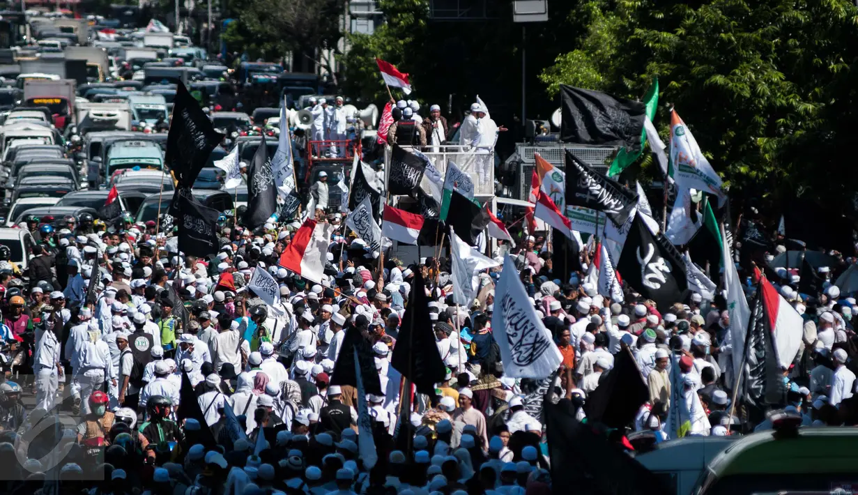 Massa Gerakan Nasional Pengawal Fatwa (GNPF) MUI mulai melakukan long march dari Masjid Istiqlal menuju Pengadilan Negeri Jakarta Utara, Jumat (28/4). Tujuan aksi untuk mengawal kasus dugaan penistaan agama oleh Ahok. (Liputan6.com/Gempur M Surya)