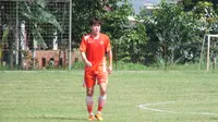 Mantan pemain timnas Korea Selatan, Hong Soon-hak menjalani latihan perdana di Persija Jakarta, Kamis (14/4/2016). (Bola.com/Gerry Anugrah Putra)