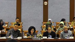 Menteri kesehatan, Nila F Moeloek mendengarkan saat rapat kerja bersama komisi IX DPR RI di Jakarta, Senin (1/6/2015). Rapat membahas mengenai keterlibatan rumah sakit swasta di dalam program JKN. (Liputan6.com/Andrian M Tunay)