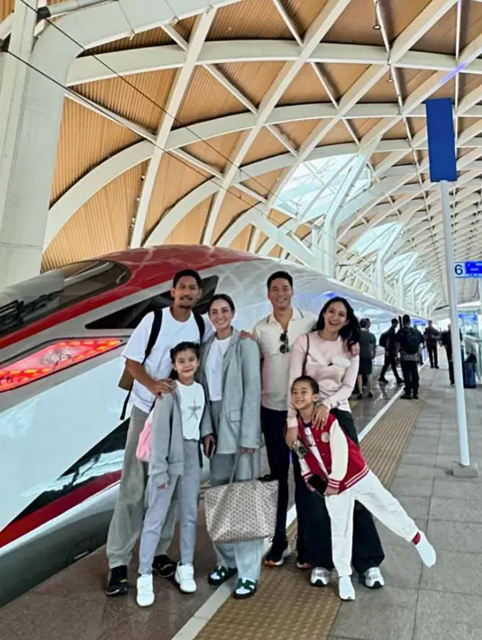 Begini potret kebersamaan keduanya saat abadikan momen di bersama kereta Whooss. Kedua keluarga ini pun tampil kompak bersama keluarga masing-masing. Seperti Ririn Ekawati dengan nuansa monokrom dan Rini Yulianti dengan nuansa pink cerah. (Liputan6.com/IG/@ririnekawati)