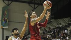 Pebasket Indonesia, Daniel Wenas, melakukan lay up saat melawan India pada final Invitation Tournament Asian Games 2018 di GBK Hall Basket, Jakarta. Indonesia menang 78-68 atas India. (Bola.com/Peksi Cahyo)