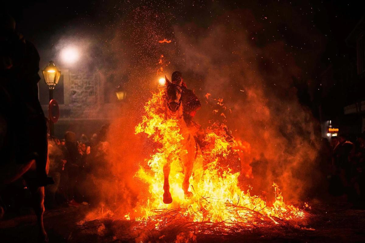 FOTO: Kengerian Ritual Kuda Melompati Api di San Bartolome de Pinares