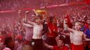 Sejumlah suporter cilik saat merayakan keberhasilan Liverpool menjuarai Piala FA di Stadion Wembley. (AP/Ian Walton)