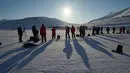 Sejumlah wisatawan saat menanti fenomena gerhana matahari total dari Kepulauan Svalbard, Norwegia, Jumat (20/3/2015). (AFP PHOTO/STAN HONDA)