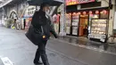 Seorang pria memakai masker untuk melindungi dari penyebaran virus corona berjalan di jalan yang dipenuhi bar dan restoran di Tokyo (8/3/2021). Pemerintah Jepang memperpanjang keadaan darurat di wilayah Tokyo hingga 21 Maret karena sistem medis masih disaring oleh pasien COVID-19. (AP Photo/Koji Sas
