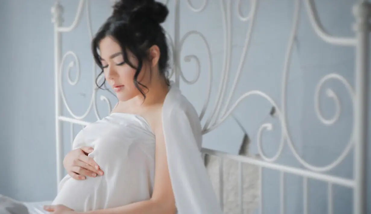 "Selamat datang ke dunia buah hati bapak dan ibu " ABIMANYU MANGGALA NUGROHO PUTRO. Alhamdulillah putera pertama kami mas Bima, telah lahir pada hari Senin, 16 Juli 2018 jam 14.28 WIB," tulis Vicky dalam foto anaknya. (instagram/vickyshu)