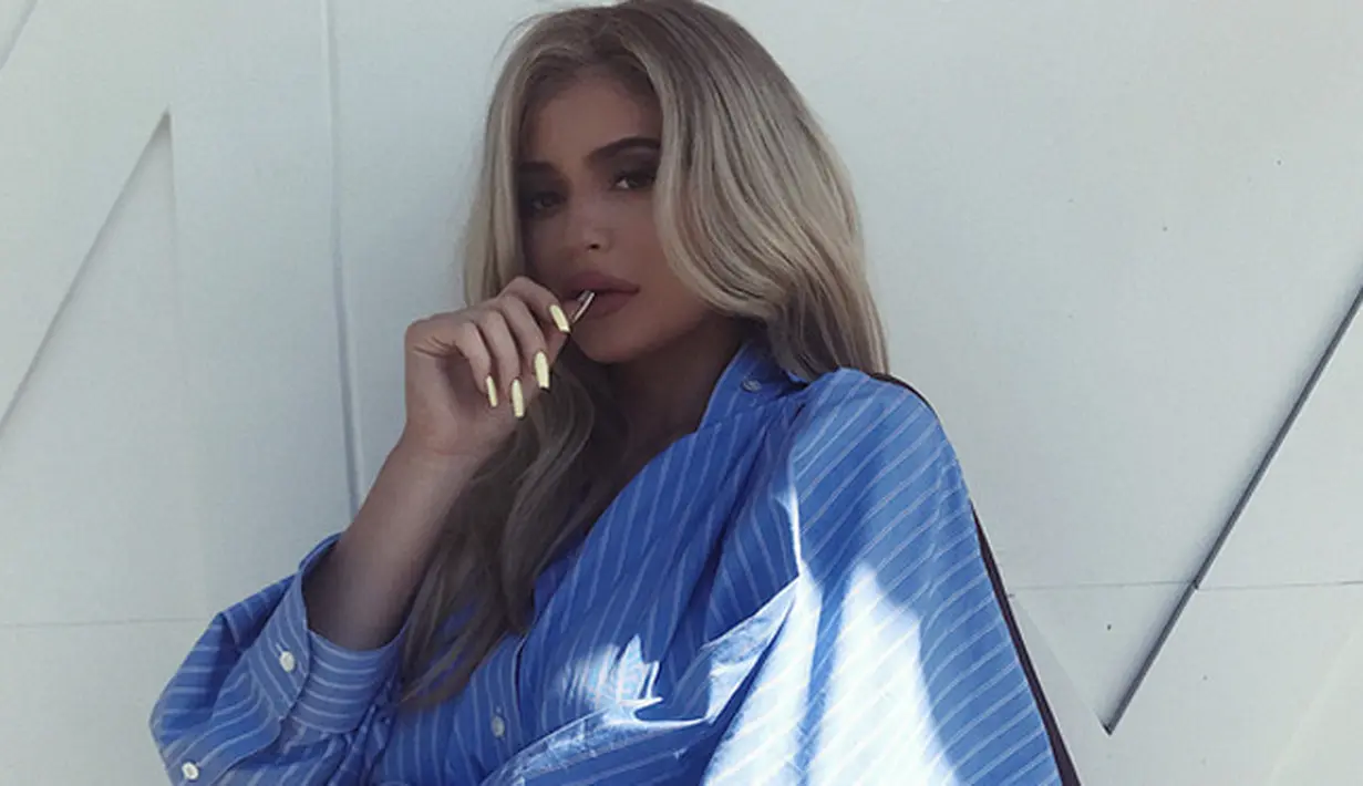 Wanita pada umumnya, jika sedang mengandung sang buah hati di perutnya merasakan kesenangan yang luar biasa. Namun kali ini sepertinya tidak terjadi pada Kylie Jenner lantaran ia terlihat begitu depresi. (Instagram/kyliejenner)