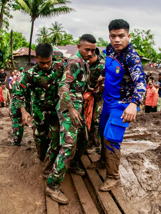 Sebanyak 12 korban jiwa akibat banjir bandang di Kelurahan Rua. (AZZAM RISQULLAH / AFP)