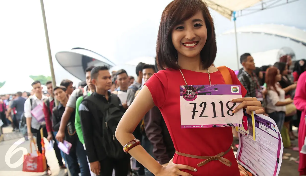Peserta wanita bergaya usai mendapatkan nomor antrian  saat Audisi D Academy 3 Indosiar di Jakarta, Minggu (6/12). Berdasarkan data panitia, lebih dari enam ribu peserta yang mendaftar untuk ikut audisi. (Liputan6.com/Faizal Fanani)