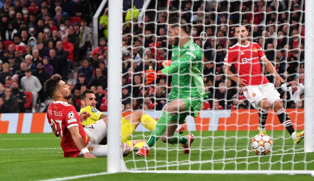 Memasuki babak kedua, Villarreal kembali menekan Manchester United. Hasilnya, Villarreal unggul 1-0 pada menit ke-53 melalui Paco Alcacer. Ia berhasil mencocor bola di mulut gawang David De Gea usai menerima umpan matang Arnaut Danjuma. (AFP/Anthony Devlin)