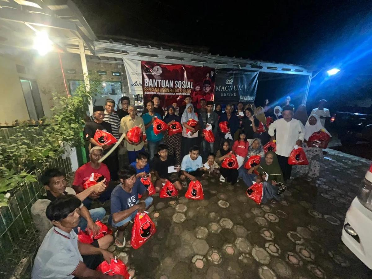 Kaisar Kiasa Kasih Said Putra melalui tim Sobat Kaisar memberikan bantuan sembako kepada para korban bencana di Cilacap