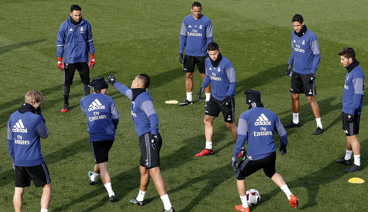 Para pemain Real Madrid, berlatih ringan di Valdebebas, Spanyol, Selasa (3/1/2017). Latihan ini merupakan yang pertama bagi Los Blancos di tahun 2017. (EPA/Chema Moya)