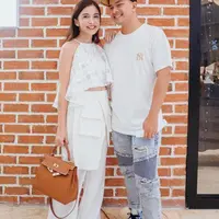 Seperti potret ini, kala jalan-jalan berdua keduanya tampil kompak dengan busana serba putih. Chelsea memadukan halter top dengan pocket pants. Sementara Glenn tampil simple memadukan t-shirt dengan ripped jeans. (Instagram/chelseaoliviaa).