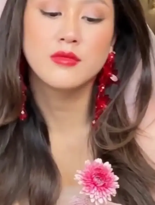 Eye shadow dibuat lebih soft dengan blush on coklat shimmer dan sedikit putih di bagian bawah. Serta eyeliner tipis. Dan bulu mata yang berjarak serta alis yang tidak tebal namun rapi. [@vagueskin]