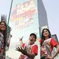 Para pemain film Jomblo, Aurelie Moeremans, Ge Pamungkas dan Indah Permatasari berpose dengan latar belakang poster Film Jomblo di Jakarta Jumat (22/9). (Liputan6.com/Herman Zakharia)