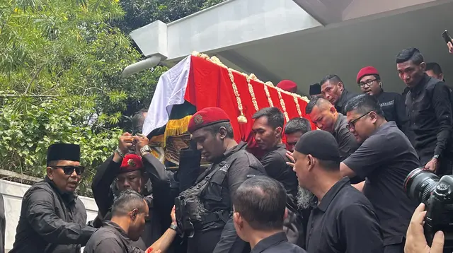 Jenazah Guruh Soekarnoputra Diberangkatkan ke TPU Karet Bivak
