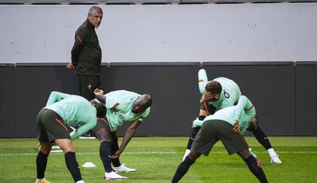 Pelatih Portugal, Fernando Santos, memperhatikan pemainnya saat sesi latihan jelang berlaga di UEFA Nations League 2020 di Friends Arena, Swedia, Selasa (8/9/2020). Portugal akan berhadapan dengan Swedia. (AFP/Jonathan Nackstrand)