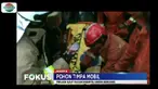 Evakuasi yang dilakukan sempat mengalami kesulitan karena posisi korban yang terjepit atap mobil sehingga petugas menggunakan alat pemotong besi.