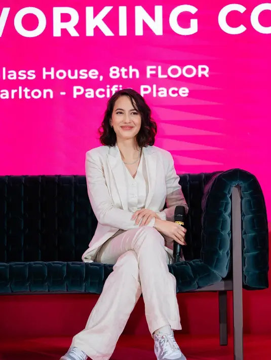 Padu padan menarik dari Pevita Pearce pakai outfit serba beige, yang dipadukannya mengenakan sneakers bernuansa abu-abu. [Foto: Instagram/pevpearce]